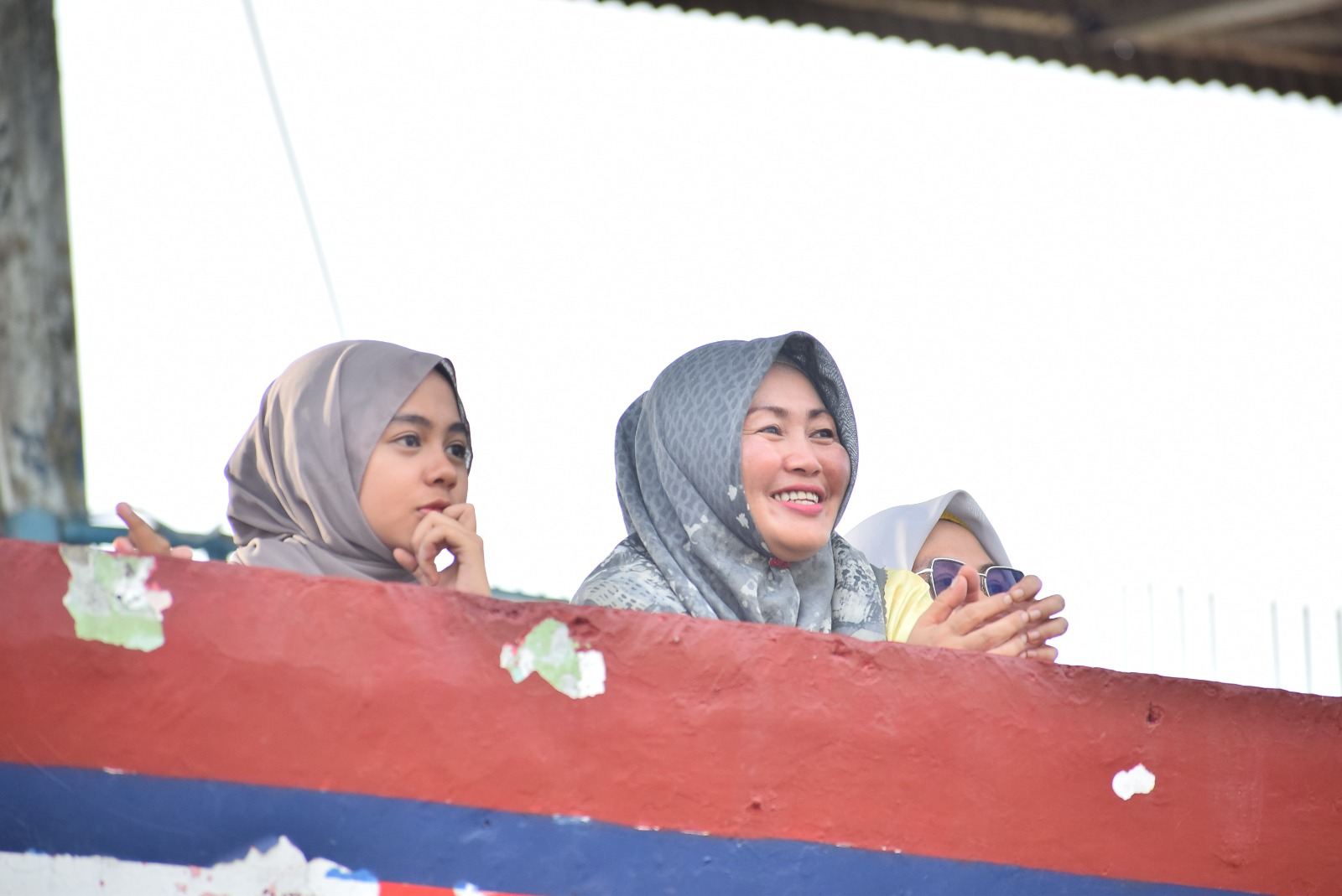 Tokoh Perempuan sekaligus Ketua Dharma Wanita Persatuan (DWP) Kabupaten Mentawai Prissilia ketika memberikan dukungan kepada PS Mentawai yang sedang bertanding di ajang Liga 3 Sumbar 2023/2024
